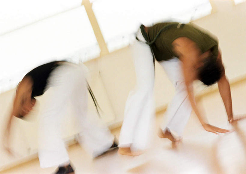 西方人,两个人,伙伴,朋友,站,横图,室内,白天,侧面,锻炼,旅游,度假,友谊,运动,武术,窗户,地板,欧洲,欧洲人,弯腰,朦胧,模糊,地面,注视,娱乐,木地板,玻璃窗,观察,看,站着,享受,休闲,教室,放松,观看,察看,格斗,关注,室内运动,友情,男人,男性,年轻男性,白种人,站立,彩图,全身,健身