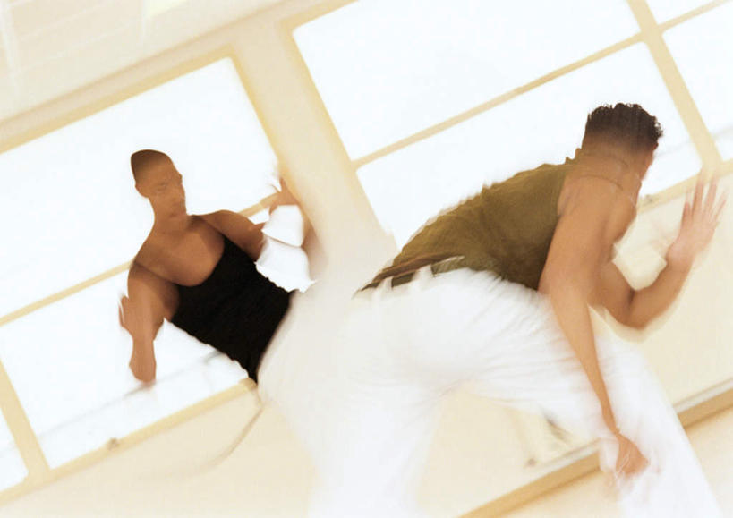 西方人,两个人,伙伴,朋友,站,横图,室内,白天,正面,锻炼,旅游,度假,友谊,运动,武术,窗户,地板,欧洲,欧洲人,弯腰,朦胧,模糊,地面,娱乐,木地板,玻璃窗,相视,站着,享受,休闲,教室,面对面,放松,对视,格斗,相对,室内运动,相看,友情,男人,男性,年轻男性,白种人,站立,半身,彩图,健身