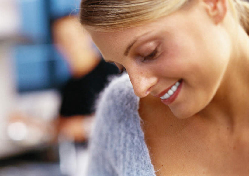 西方人,脸,头,脸颊,两个人,站,笑,微笑,露齿笑,横图,室内,特写,白天,正面,爱情,厨房,窗户,餐具,欧洲,欧洲人,服装,朦胧,模糊,炒锅,浪漫,拿,拿着,注视,休闲装,肩膀,玻璃窗,衣服,低头,观察,看,站着,休闲,温暖,温馨,休闲服,恩爱,恋人,服饰,观看,和睦,察看,关注,男人,男性,年轻男性,年轻女性,女人,女性,白种人,头部,脸部,脸蛋,面部,情侣,进餐用具,烹调用具,站立,半身,彩图,灶间,伴侣,融洽