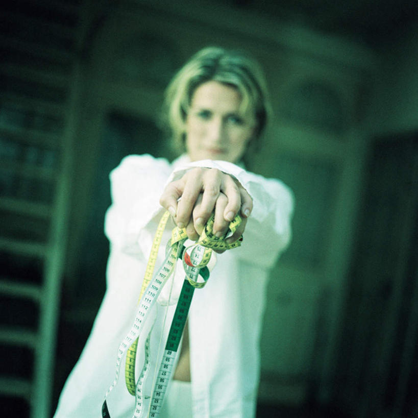 西方人,一个人,站,方图,室内,白天,正面,衬衫,装修,建筑,欧洲,欧洲人,仅一个年轻女性,仅一个女性,仅一个人,一根,握,朦胧,模糊,测量,皮尺,刻度,注视,白色,尺,软尺,观察,看,站着,握着,观看,测量工具,尺子,察看,关注,量具,量仪,塑料卷尺,纤维尺,纤维圆尺,圆尺,年轻女性,女人,女性,白种人,站立,半身,彩图,衬衣