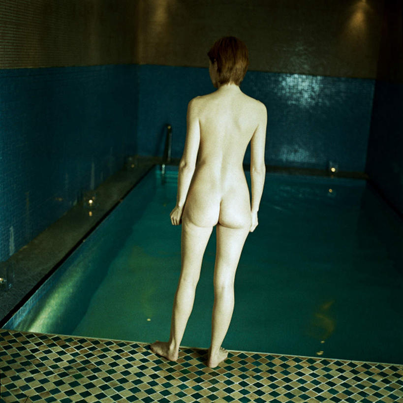 西方人,一个人,游泳池,站,方图,俯视,室内,白天,水,欧洲,欧洲人,仅一个年轻女性,仅一个女性,仅一个人,阴影,朦胧,模糊,光线,影子,水池,水面,泳池,裸露,阳光,站着,赤裸,游泳馆,裸,年轻女性,女人,女性,白种人,站立,彩图,高角度拍摄,全身