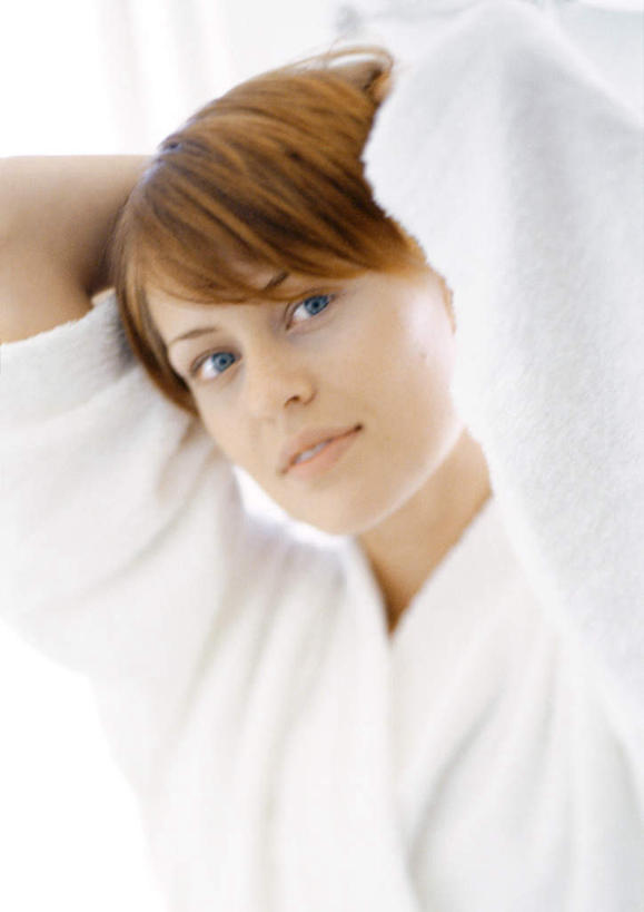 西方人,一个人,站,竖图,室内,白天,正面,欧洲,欧洲人,仅一个年轻女性,仅一个女性,仅一个人,朦胧,模糊,注视,观察,看,站着,观看,察看,双手抱头,关注,年轻女性,女人,女性,白种人,站立,半身,彩图