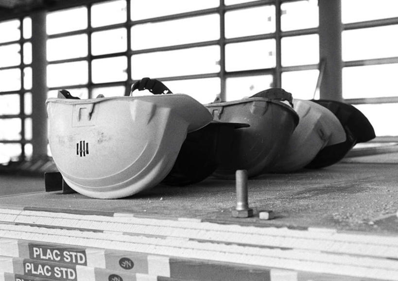 无人,栏杆,横图,黑白,室内,特写,白天,正面,窗户,帽子,一排,朦胧,模糊,整齐,围栏,护栏,玻璃窗,排列,红色,白色,安全帽,四个,队列