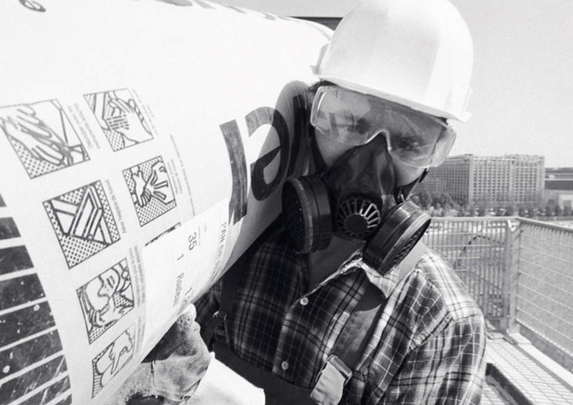 西方人,脸,头,脸颊,一个人,工程师,建筑工人,建筑师,工厂,站,横图,黑白,室外,特写,白天,正面,工作服,制服,帽子,欧洲,欧洲人,仅一个男性,仅一个人,仅一个中年男性,朦胧,模糊,材料,注视,肩膀,安全帽,观察,看,扛,站着,观看,察看,关注,面罩,工作制服,扛在肩上,男人,男性,中年男性,白种人,头部,脸部,脸蛋,面部,技师,建筑工,建筑设计师,站立,半身,工作套服,工地