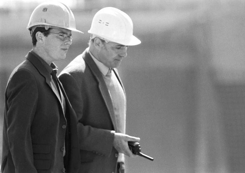 西方人,两个人,伙伴,朋友,工程师,建筑工人,建筑师,工厂,站,说,横图,黑白,室外,白天,侧面,工作服,制服,友谊,合作,团队,帽子,欧洲,欧洲人,阴影,朦胧,模糊,光线,影子,拿,拿着,注视,阳光,安全帽,观察,看,站着,战略,观看,对讲机,察看,关注,联合,合谋,工作制服,交流,配合,协作,男人,男性,中年男性,白种人,技师,建筑工,建筑设计师,沟通,讲话,交谈,说话,谈话,站立,半身,工作套服,工地