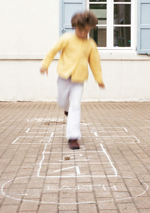 西方人,儿童,一个人,站,竖图,室外,白天,正面,游戏,纯洁,窗户,欧洲,欧洲人,仅一个女性,仅一个人,服装,玩,注视,休闲装,娱乐,玻璃窗,小孩,衣服,观察,看,站着,仅一个小孩,休闲,休闲服,可爱,童年,童趣,服饰,观看,活动,跳房子,察看,发泄,关注,消遣,智力,童真,烂漫,无邪,宣泄,跳方格,跳方阵,天真,女孩,女人,女性,白种人,孩子,玩耍,嬉戏,站立,彩图,全身,女生