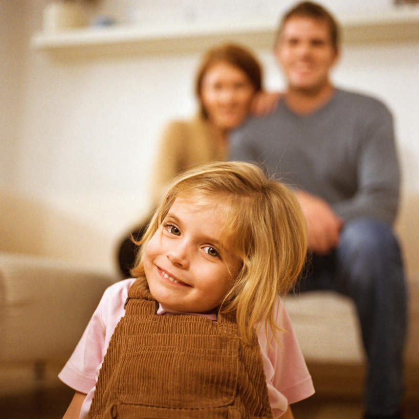 西方人,儿童,三个人,家庭,母亲,父亲,女儿,坐,笑,微笑,方图,室内,白天,正面,纯洁,欧洲,欧洲人,服装,朦胧,模糊,注视,休闲装,小孩,衣服,观察,看,休闲,温暖,温馨,父女,母女,三口之家,一家人,休闲服,父爱,可爱,母爱,童年,童趣,服饰,观看,和睦,察看,关注,童真,烂漫,无邪,天真,男人,男性,年轻男性,年轻女性,女孩,女人,女性,白种人,孩子,年轻人,坐着,半身,彩图,融洽,女生