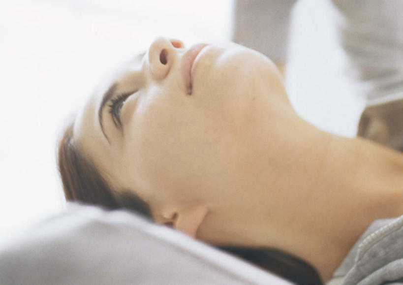 西方人,一个人,躺,横图,俯视,室内,特写,白天,床,卧室,欧洲,欧洲人,仅一个年轻女性,仅一个女性,仅一个人,服装,双人床,床单,休闲装,被子,衣服,休闲,休闲服,服饰,双手抱头,被单,年轻女性,女人,女性,白种人,躺着,半身,彩图,高角度拍摄,睡房,卧房