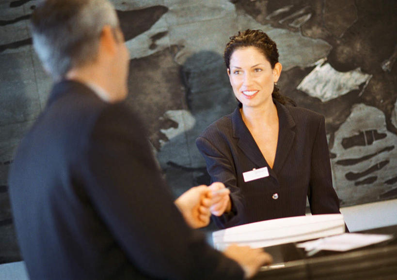 西方人,两个人,商务人士,前台,服务员,商务男性,站,说,横图,室内,白天,正面,工作服,衬衫,制服,讨论,桌面,桌子,欧洲,欧洲人,套装,注视,胸牌,观察,看,站着,观看,察看,关注,商务装,工薪阶层,工作制服,接待员,交流,男人,男性,年轻女性,女人,女性,中年男性,白种人,白领,服务生,上班族,侍者,沟通,讲话,交谈,商讨,说话,谈话,站立,半身,彩图,衬衣,工作套服