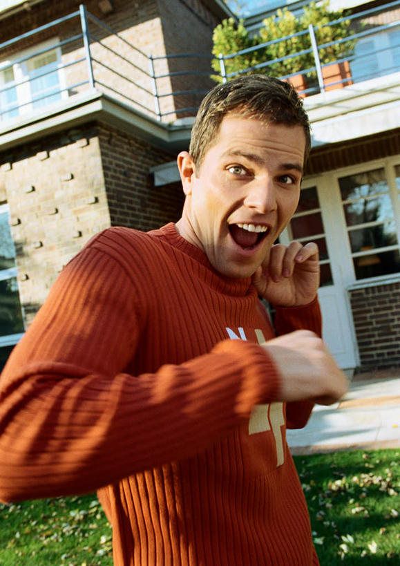 西方人,一个人,家,站,笑,微笑,露齿笑,竖图,室外,白天,仰视,欧洲,欧洲人,仅一个男性,仅一个人,阴影,服装,光线,影子,房屋,屋子,云,云朵,云彩,大喊,注视,休闲装,楼房,住宅,仅一个年轻男性,衣服,蓝色,白云,蓝天,天空,阳光,天,观察,看,站着,张嘴,休闲,休闲服,喊,服饰,观看,察看,喊叫,关注,张大嘴巴,男人,男性,年轻男性,白种人,张开嘴,站立,半身,彩图,低角度拍摄,房子