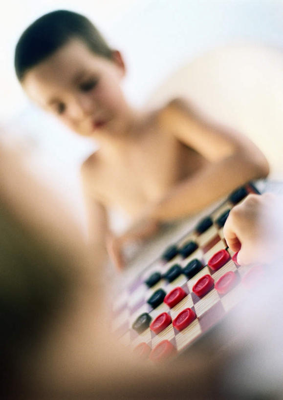 西方人,儿童,两个人,竖图,室外,特写,白天,正面,游戏,纯洁,欧洲,欧洲人,服装,朦胧,模糊,玩,休闲装,娱乐,小孩,衣服,休闲,休闲服,可爱,童年,童趣,益智,服饰,活动,发泄,消遣,智力,跳棋,童真,烂漫,无邪,宣泄,西洋跳棋,天真,男孩,男人,男性,女孩,女人,女性,白种人,孩子,玩耍,嬉戏,半身,彩图,男生,女生