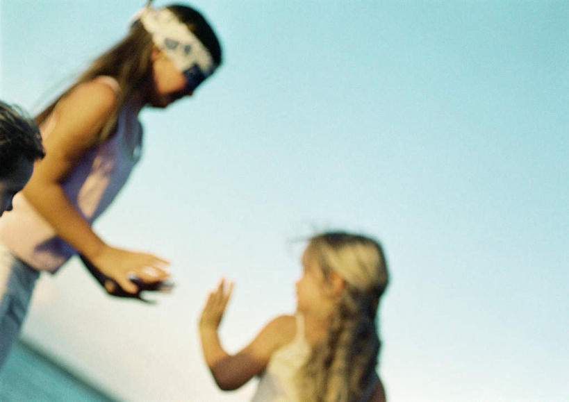 西方人,儿童,眼睛,两个人,站,横图,室外,白天,侧面,游戏,纯洁,欧洲,欧洲人,朦胧,模糊,水平线,云,云朵,辽阔,海平线,玩,云彩,注视,娱乐,小孩,蓝色,白云,蓝天,天空,天,观察,看,站着,休闲,广阔,可爱,童年,童趣,益智,遮,观看,活动,一望无际,察看,遮挡,捉迷藏,发泄,关注,消遣,智力,童真,烂漫,无邪,遮盖,遮蔽,宣泄,无边无际,一马平川,天真,女孩,女人,女性,白种人,孩子,玩耍,嬉戏,站立,半身,彩图,水天相接,水天一线,女生