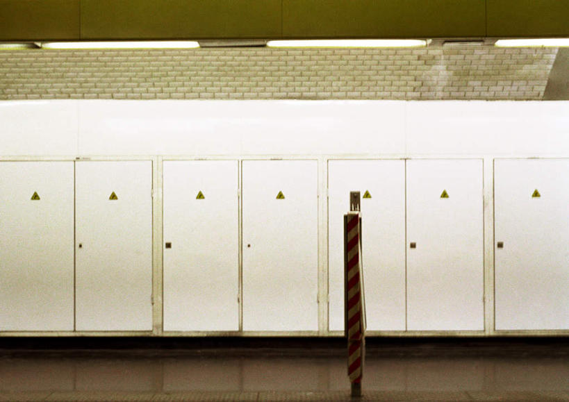 无人,工厂,横图,室内,白天,正面,柜子,静物,一排,整齐,墙,灯光,顶灯,墙壁,墙面,灯,排列,白色,橱柜,灯具,照明设备,队列,彩图,工地,制造厂