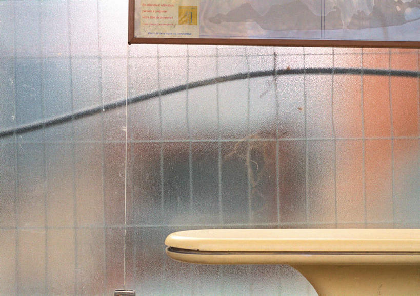 无人,横图,室内,特写,白天,仰视,静物,椅子,阴影,反射,标志,文字,影子,字符,字母,长椅,标识,一个,单个,候车亭,装饰画,彩图,低角度拍摄