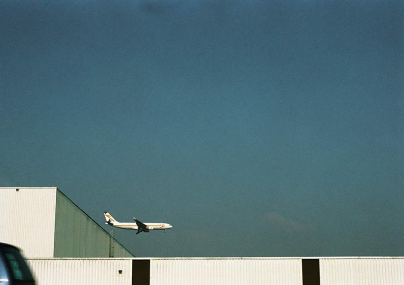 无人,家,横图,室内,白天,仰视,飞机,飞行,房屋,屋顶,屋子,顶棚,航空,楼房,住宅,蓝色,蓝天,天空,交通工具,天,一架,客机,彩图,低角度拍摄,房子