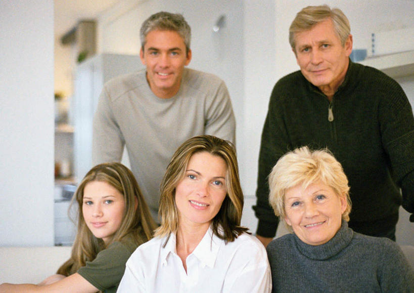 西方人,儿童,老年人,母亲,父亲,女儿,祖母,祖父,三代同堂,坐,笑,微笑,横图,室内,白天,正面,纯洁,欧洲,欧洲人,五个人,服装,朦胧,模糊,许多人,注视,休闲装,祖孙三代,小孩,衣服,观察,看,一群人,休闲,温暖,温馨,父女,母女,休闲服,父爱,可爱,母爱,童年,童趣,服饰,奶奶,爷爷,观看,祖孙,和睦,察看,关注,童真,烂漫,无邪,外婆,外孙女,外祖母,外公,外祖父,天真,老年男性,老年女性,男人,男性,年轻男性,年轻女性,女孩,女人,女性,白种人,孩子,年轻人,全家福,孙女,坐着,半身,彩图,融洽,女生,爸爸,多代同堂,妈妈