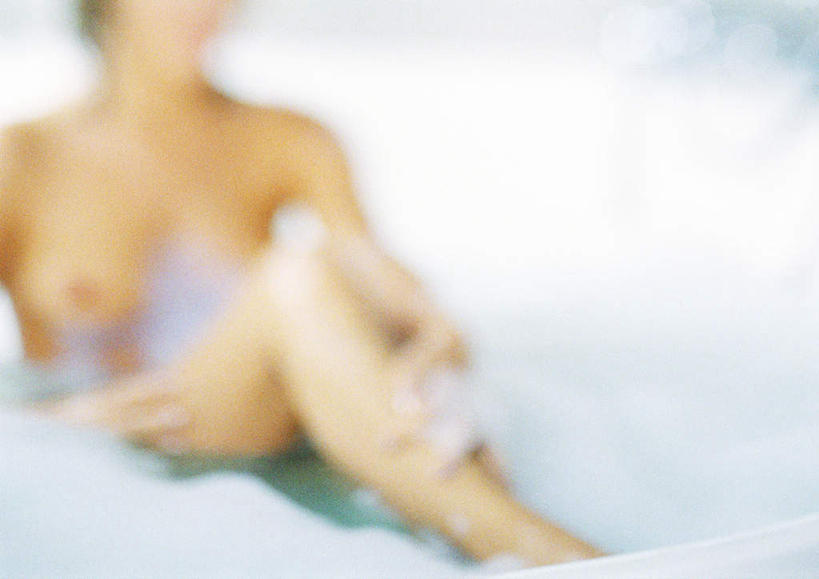 腿部,腿,一个人,摸,横图,室内,特写,白天,正面,洗澡,水,卫生间,浴室,仅一个年轻女性,仅一个女性,仅一个人,抚摸,朦胧,模糊,泡沫,液体,水滴,裸露,泡泡,浴缸,浴盆,赤裸,裸,年轻女性,女人,女性,淋浴房,触摸,接触,半身,彩图,沐浴,冲凉房,沐浴间,沐浴室