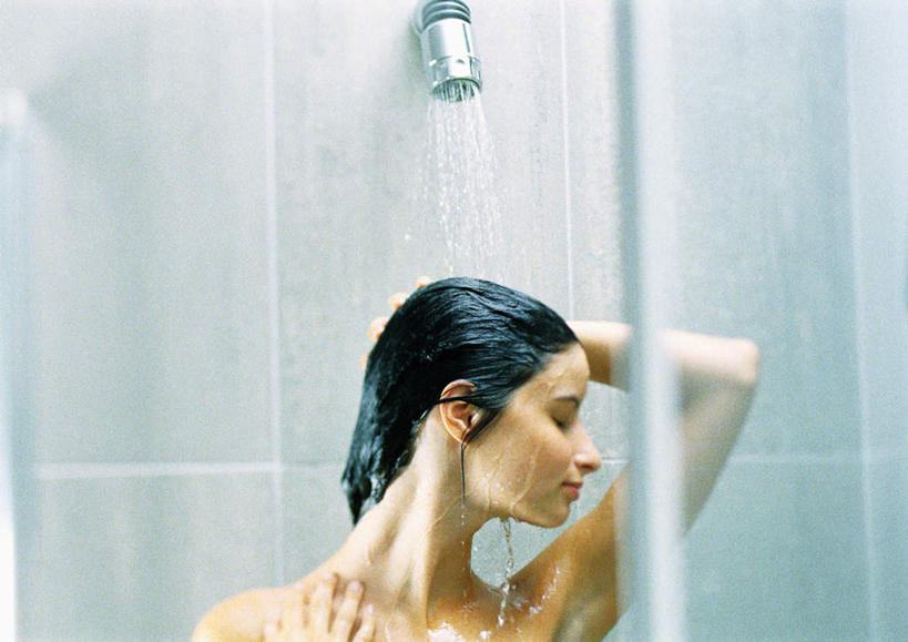 西方人,一个人,站,举,闭眼,横图,室内,特写,白天,正面,洗澡,卫生间,浴室,欧洲,欧洲人,仅一个年轻女性,仅一个女性,仅一个人,淋浴,朦胧,模糊,裸露,花洒,莲蓬头,站着,转头,赤裸,裸,喷雾头,年轻女性,女人,女性,白种人,淋浴房,闭眼睛,闭着眼,闭着眼睛,举起,举手,举着,向上举,站立,半身,彩图,冲凉,冲凉房,沐浴间,沐浴室