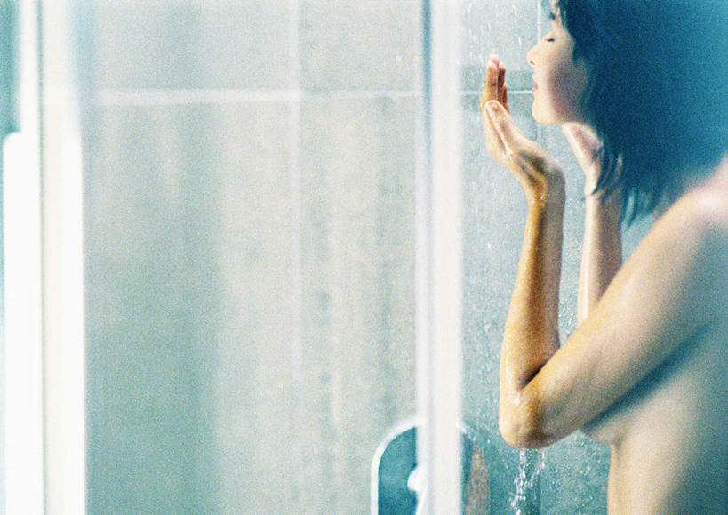 西方人,一个人,站,举,闭眼,横图,室内,白天,侧面,洗澡,卫生间,浴室,欧洲,欧洲人,仅一个年轻女性,仅一个女性,仅一个人,淋浴,洗脸,裸露,托,站着,赤裸,裸,年轻女性,女人,女性,白种人,淋浴房,闭眼睛,闭着眼,闭着眼睛,举起,举手,举着,向上举,向上伸,向上托,站立,半身,彩图,冲凉,冲凉房,沐浴间,沐浴室