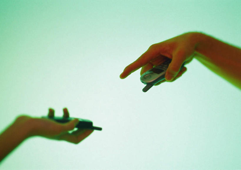 西方人,手,两个人,打电话,横图,室内,白天,正面,电话,手机,欧洲,欧洲人,绿色背景,阴影,造型,光线,影子,通讯设备,广告,手部,摄影,影棚,交流,白种人,沟通,通话,半身,彩图,影棚拍摄,拍摄