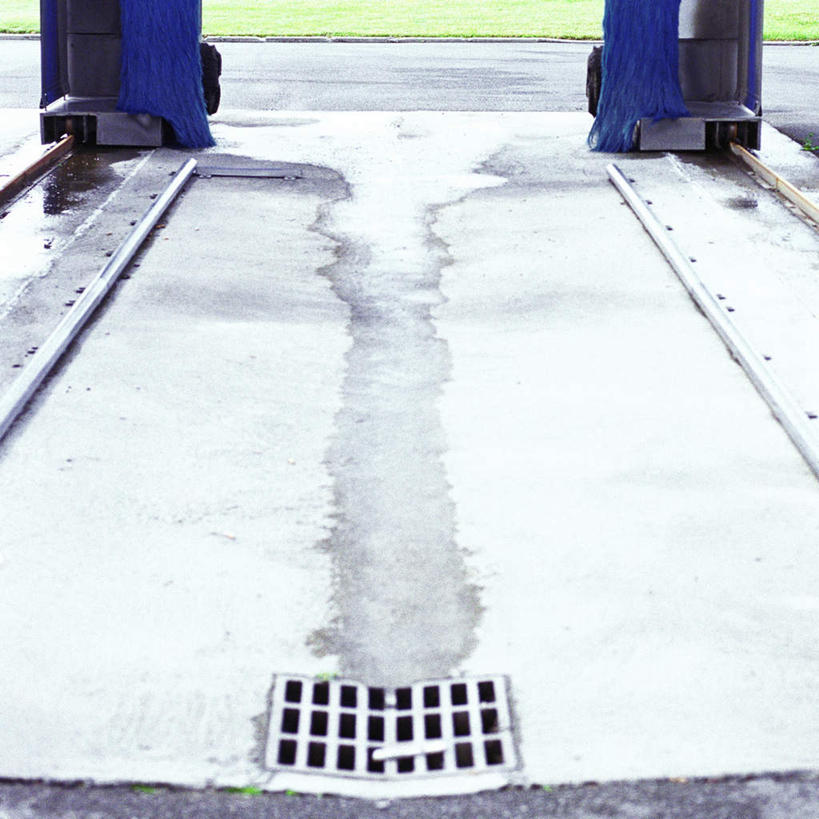 无人,方图,俯视,室外,白天,机器,草地,草坪,水,植物,一排,整齐,下水道,液体,水滴,地面,草,绿色,机械,窨井盖,清洗,彩图,高角度拍摄