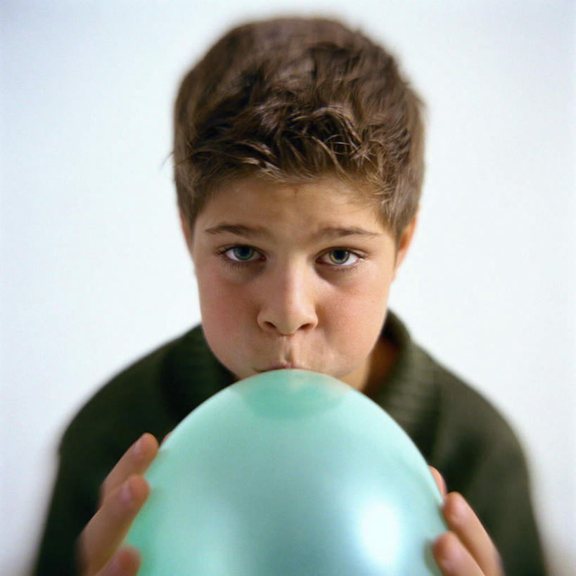 西方人,儿童,脸,头,脸颊,一个人,方图,室内,特写,白天,白色背景,正面,毛衣,纯洁,欧洲,欧洲人,仅一个男性,仅一个人,工具,肩膀,小孩,清洁,仅一个小孩,可爱,童年,童趣,摄影,塑胶制品,影棚,除尘,童真,橡胶制品,烂漫,无邪,气吹,吹尘球,吹气球,乳胶制品,吸气球,天真,男孩,男人,男性,白种人,孩子,头部,脸部,脸蛋,面部,半身,彩图,影棚拍摄,绒衣,套衫,套头毛衣,线衣,拍摄,男生