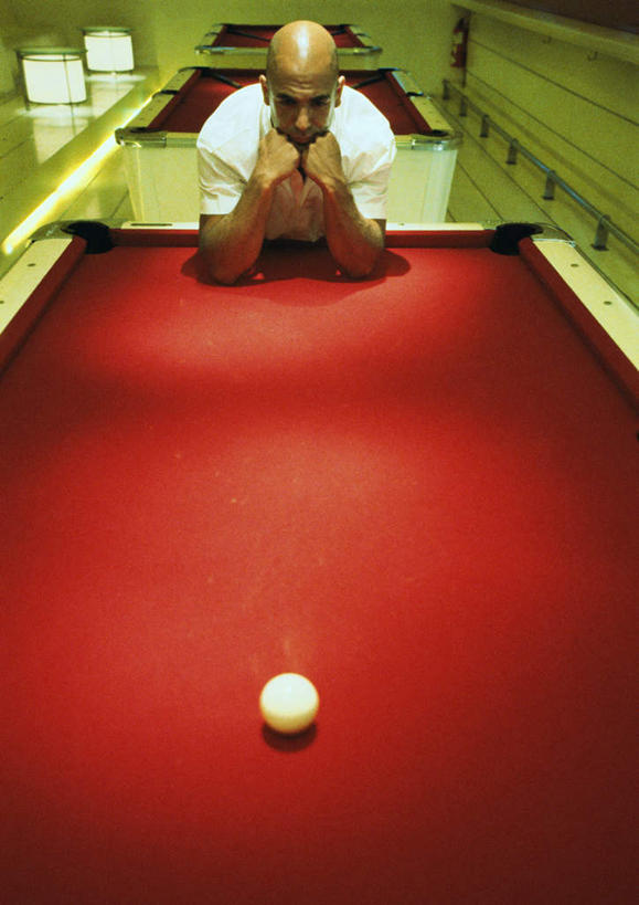 西方人,一个人,商务人士,商务男性,站,竖图,俯视,室内,白天,衬衫,台球,照明,欧洲,欧洲人,仅一个男性,仅一个人,撑,撞球,黄色背景,套装,球杆,灯光,注视,运动器械,顶灯,彩球,灯,仅一个年轻男性,一个,白色,灯具,观察,看,站着,健身器械,单个,观看,照亮,察看,台球桌,撑着,照明设备,关注,商务装,健身器材,斯诺克,工薪阶层,斯诺克球,斯诺克台球,桌球,男人,男性,年轻男性,白种人,白领,上班族,站立,半身,彩图,高角度拍摄,衬衣,运动器材