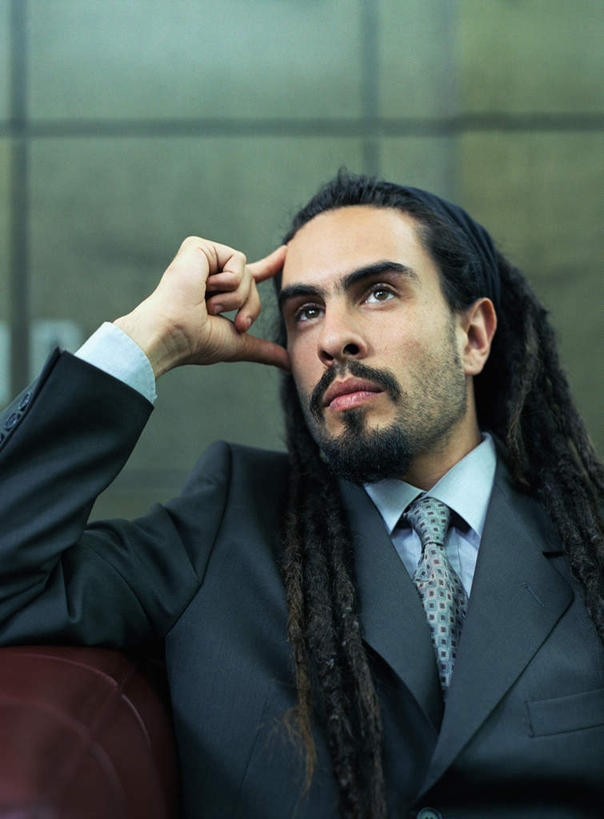 西方人,胡须,一个人,商务人士,商务男性,办公室,坐,竖图,室内,白天,正面,衬衫,欧洲,欧洲人,仅一个男性,仅一个人,撑,套装,朦胧,模糊,墙,领带,注视,墙壁,墙面,仅一个年轻男性,观察,看,思考,观看,察看,撑着,关注,商务装,工薪阶层,思量,年轻男性,白种人,年轻人,山羊胡,长发,胡子,白领,上班族,坐着,半身,彩图,衬衣