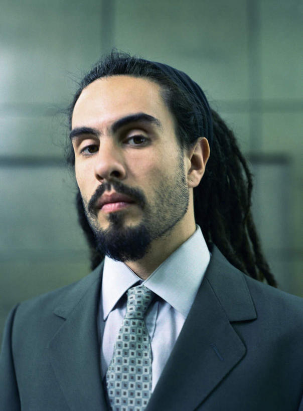 西方人,脸,头,脸颊,胡须,一个人,商务人士,商务男性,办公室,站,竖图,室内,特写,白天,正面,衬衫,欧洲,欧洲人,仅一个男性,仅一个人,套装,朦胧,模糊,墙,领带,注视,墙壁,墙面,仅一个年轻男性,观察,看,站着,观看,察看,关注,商务装,工薪阶层,年轻男性,白种人,年轻人,山羊胡,头部,胡子,脸部,脸蛋,面部,白领,上班族,站立,半身,彩图,衬衣