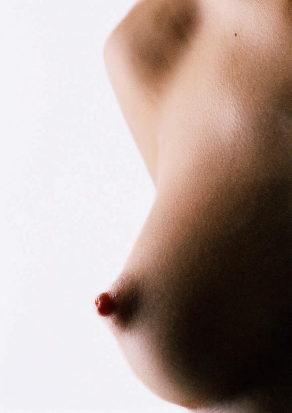 西方人,胸,乳房,一个人,站,竖图,室内,特写,白天,白色背景,正面,性感,欧洲,欧洲人,仅一个年轻女性,仅一个女性,仅一个人,注视,裸露,观察,看,站着,诱惑,摄影,影棚,赤裸,观看,察看,关注,裸,年轻女性,女人,女性,白种人,胸部,站立,半身,彩图,影棚拍摄,拍摄