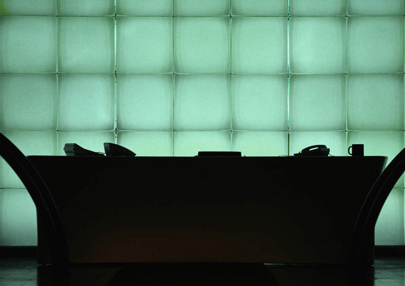 无人,打电话,横图,室内,特写,白天,正面,电脑,笔记本电脑,窗户,桌子,静物,杯子,电话,网络,瓷器,办公桌,咖啡杯,陶瓷制品,一杯,背光,通讯设备,玻璃窗,话筒,电话线,一台,无线,瓷杯,通信设备,无线网络,逆光,无线上网,便携式电脑,交流,手提电脑,电话机,沟通,通话,彩图