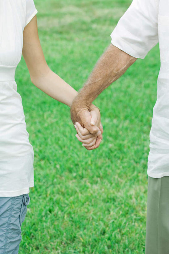 西方人,两个人,父亲,女儿,站,握手,竖图,俯视,室外,白天,草地,草坪,植物,欧洲,欧洲人,服装,休闲装,草,衣服,绿色,站着,休闲,父女,休闲服,父爱,服饰,男人,男性,年轻男性,年轻女性,女人,女性,白种人,搀手,拉手,手拉手,手握手,半身,彩图,高角度拍摄