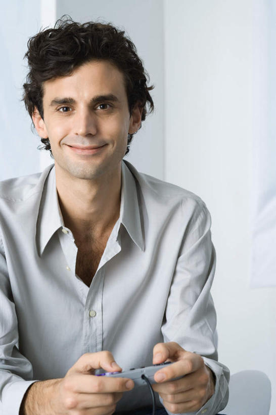 西方人,一个人,坐,笑,微笑,竖图,室内,白天,正面,游戏,欧洲,欧洲人,仅一个男性,仅一个人,握,服装,墙,玩,注视,休闲装,娱乐,墙壁,墙面,仅一个年轻男性,一个,衣服,观察,看,休闲,休闲服,握着,服饰,游戏机,单个,观看,活动,察看,发泄,关注,消遣,智力,宣泄,男人,男性,年轻男性,白种人,玩耍,嬉戏,坐着,半身,彩图