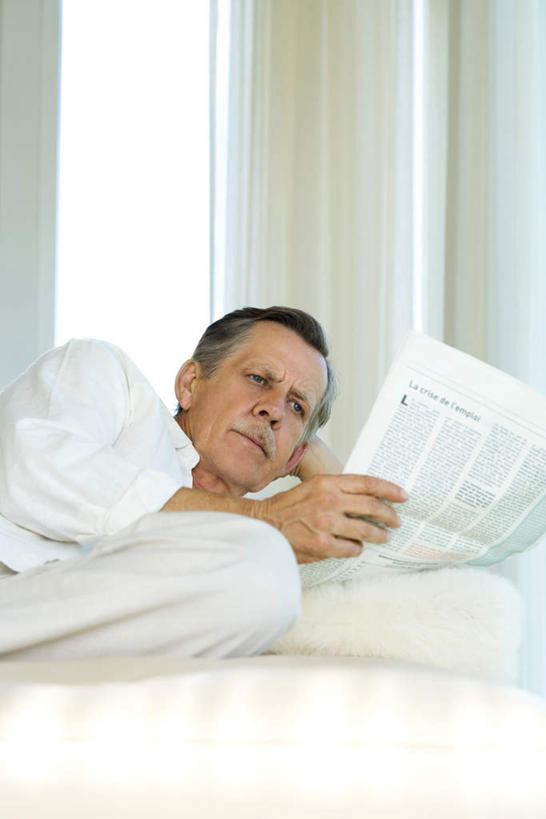 西方人,一个人,躺,竖图,室内,白天,正面,阅读,窗帘,卧室,报纸,欧洲,欧洲人,仅一个男性,仅一个人,握,学习,睡衣,拿,拿着,注视,观察,看,仅一个老年男性,浏览,握着,观看,察看,关注,寝衣,卧着,老年男性,男人,男性,白种人,躺着,卧,半身,彩图,睡房,卧房