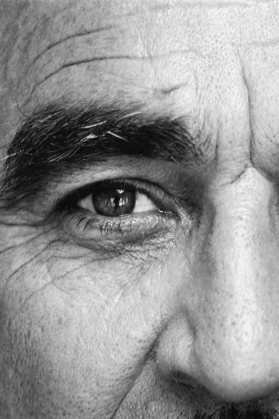 西方人,脸,头,眼睛,鼻子,脸颊,眉毛,睫毛,一个人,竖图,黑白,室内,特写,白天,正面,欧洲,欧洲人,瞳孔,仅一个男性,仅一个人,仅一个老年男性,眼部,老年男性,男人,男性,白种人,头部,鼻,鼻孔,睫,脸部,脸蛋,眉,面部,眼,眼睫毛,眼眉,半身,眼眉毛