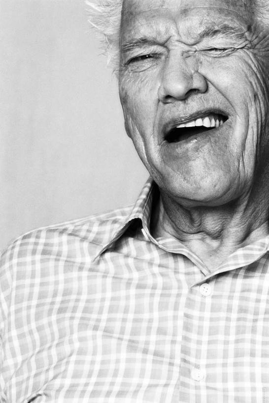 西方人,脸,头,脸颊,一个人,笑,微笑,露齿笑,竖图,黑白,室内,白天,正面,欧洲,欧洲人,仅一个男性,仅一个人,服装,注视,休闲装,衣服,观察,看,仅一个老年男性,休闲,休闲服,服饰,观看,察看,眨眼,关注,老年男性,男人,男性,白种人,头部,脸部,脸蛋,面部,半身