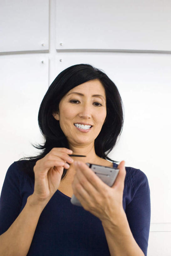 东方人,一个人,站,笑,微笑,露齿笑,竖图,室内,白天,仰视,商务,科技,亚洲,仅一个年轻女性,仅一个女性,仅一个人,服装,科学,笔,办公用品,注视,休闲装,黄种人,文具,一个,衣服,学习用品,观察,记录,看,站着,休闲,休闲服,便捷,联络,通信,服饰,单个,观看,掌上电脑,文具用品,察看,科学技术,关注,液晶,PDA掌上电脑,个人数字助理,轻巧,年轻女性,女人,女性,亚洲人,站立,半身,彩图,低角度拍摄,办公