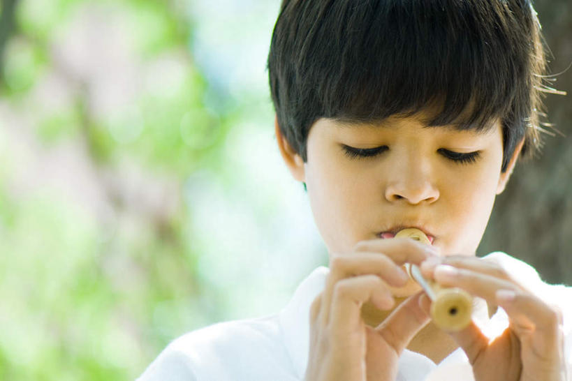 西方人,儿童,脸,头,脸颊,一个人,横图,室外,特写,白天,正面,纯洁,植物,欧洲,欧洲人,仅一个男性,仅一个人,握,服装,朦胧,模糊,竖笛,拿,拿着,休闲装,肩膀,树,树木,小孩,衣服,蓝色,绿色,蓝天,天空,自然,天,吹,仅一个小孩,休闲,休闲服,可爱,童年,童趣,握着,服饰,生长,成长,童真,烂漫,无邪,天真,男孩,男人,男性,白种人,孩子,头部,脸部,脸蛋,面部,半身,彩图,男生