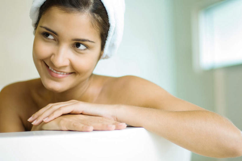 西方人,脸,头,脸颊,一个人,笑,微笑,露齿笑,横图,室内,特写,白天,正面,洗澡,欧洲,欧洲人,仅一个年轻女性,仅一个女性,仅一个人,朦胧,模糊,浴巾,注视,观察,看,观看,察看,关注,年轻女性,女人,女性,白种人,头部,脸部,脸蛋,面部,半身,彩图