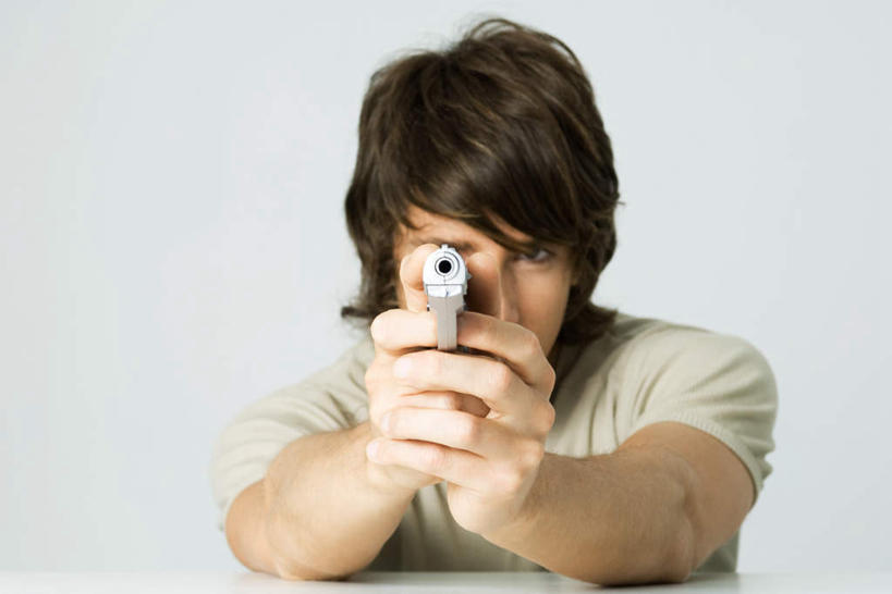 西方人,脸,头,脸颊,一个人,横图,室内,特写,白天,白色背景,正面,欧洲,欧洲人,仅一个男性,仅一个人,握,服装,枪,墙,注视,休闲装,肩膀,墙壁,墙面,仅一个年轻男性,衣服,观察,看,休闲,休闲服,握着,摄影,服饰,影棚,观看,察看,关注,男人,男性,年轻男性,白种人,头部,脸部,脸蛋,面部,半身,彩图,影棚拍摄,拍摄