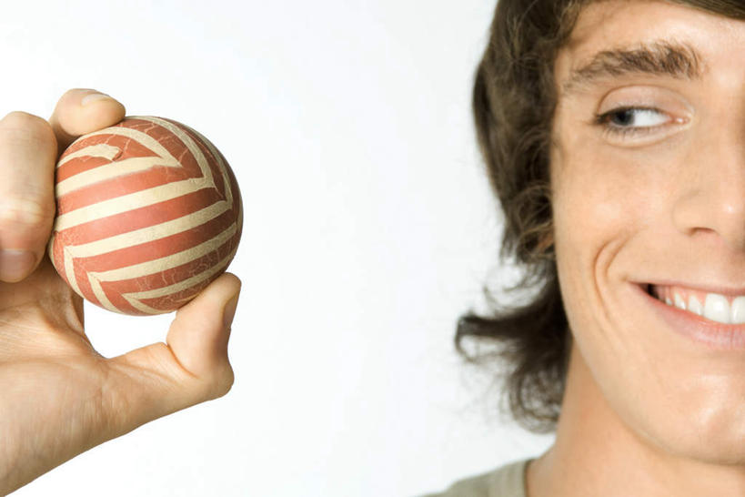 西方人,脸,头,脸颊,一个人,笑,微笑,露齿笑,横图,室内,特写,白天,白色背景,正面,欧洲,欧洲人,仅一个男性,仅一个人,握,服装,墙,拿,拿着,注视,休闲装,墙壁,墙面,球,仅一个年轻男性,衣服,观察,看,休闲,休闲服,握着,摄影,服饰,皮球,影棚,观看,察看,关注,男人,男性,年轻男性,白种人,头部,脸部,脸蛋,面部,半身,彩图,影棚拍摄,拍摄