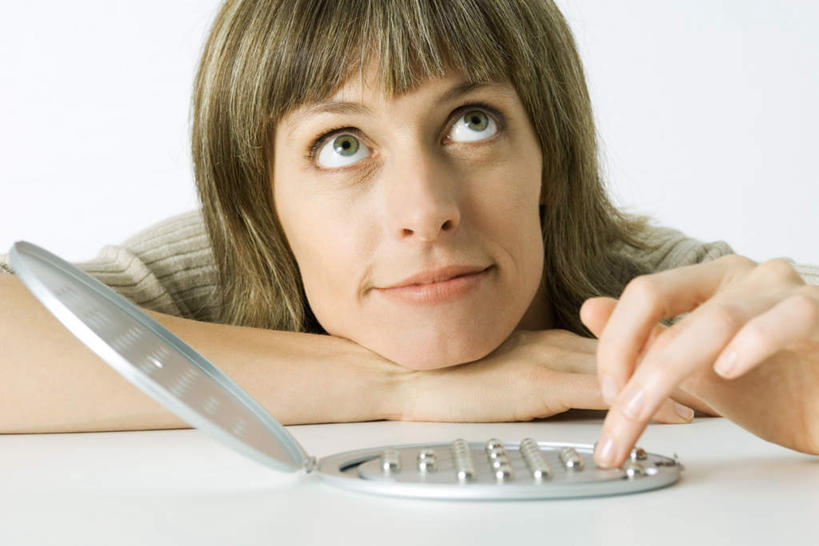 西方人,脸,头,脸颊,一个人,笑,微笑,横图,室内,白天,白色背景,正面,桌子,礼盒,礼物,欧洲,欧洲人,仅一个年轻女性,仅一个女性,仅一个人,撑,服装,纸盒,墙,托腮,注视,休闲装,肩膀,墙壁,墙面,盒子,衣服,包装盒,礼品盒,观察,看,趴着,托,休闲,休闲服,服饰,礼品,观看,察看,关注,托下巴,摆弄,年轻女性,女人,女性,白种人,头部,脸部,脸蛋,面部,趴,抬头,仰头,半身,彩图