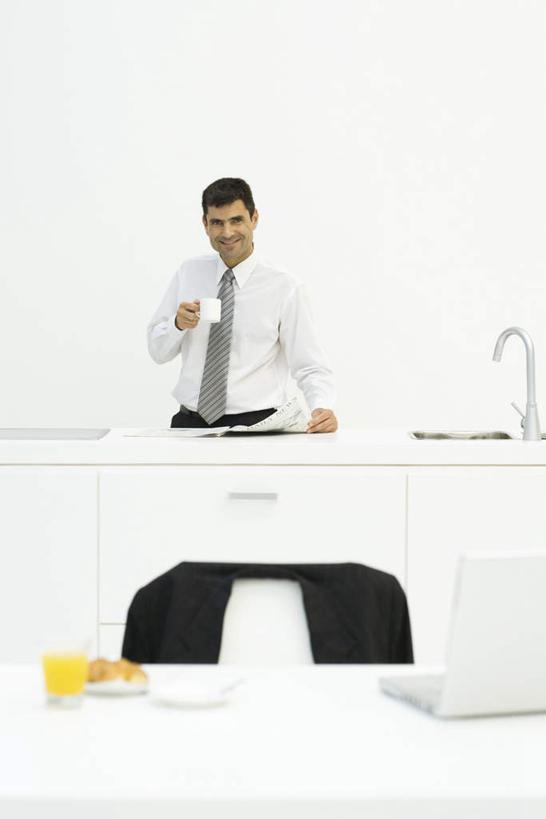 西方人,一个人,商务人士,商务男性,站,竖图,室内,白天,正面,衬衫,电脑,显示器,鼠标,键盘,杯子,欧洲,欧洲人,仅一个男性,仅一个人,仅一个中年男性,喝,喝水,握,套装,网络,水槽,注视,输入设备,通讯设备,水杯,观察,看,站着,台式电脑,握着,观看,察看,关注,通信设备,商务装,工薪阶层,输出设备,男人,男性,中年男性,白种人,白领,上班族,茶杯,站立,半身,彩图,衬衣