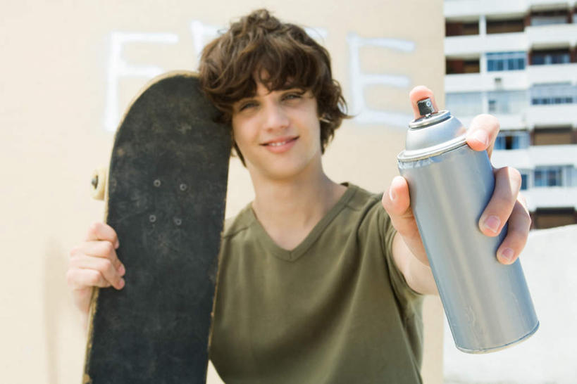 西方人,儿童,一个人,高楼大厦,横图,室外,白天,正面,游戏,纯洁,大厦,建筑,摩天大楼,欧洲,欧洲人,仅一个男性,仅一个人,服装,玩,休闲装,娱乐,小孩,衣服,仅一个小孩,休闲,休闲服,可爱,童年,童趣,服饰,滑板,喷漆,童真,烂漫,无邪,天真,男孩,男人,男性,白种人,孩子,玩耍,嬉戏,半身,彩图,大楼,高层建筑,高楼,摩天楼,男生