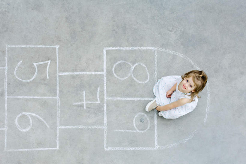 西方人,儿童,一个人,笑,微笑,露齿笑,横图,俯视,室外,白天,裙子,游戏,纯洁,欧洲,欧洲人,仅一个女性,仅一个人,连衣裙,标志,数字,玩,娱乐,标识,小孩,仅一个小孩,休闲,可爱,童年,童趣,活动,半身裙,跳房子,吊带裙,发泄,消遣,智力,童真,烂漫,无邪,宣泄,跳方格,跳方阵,天真,女孩,女人,女性,白种人,孩子,玩耍,嬉戏,彩图,高角度拍摄,全身,女生