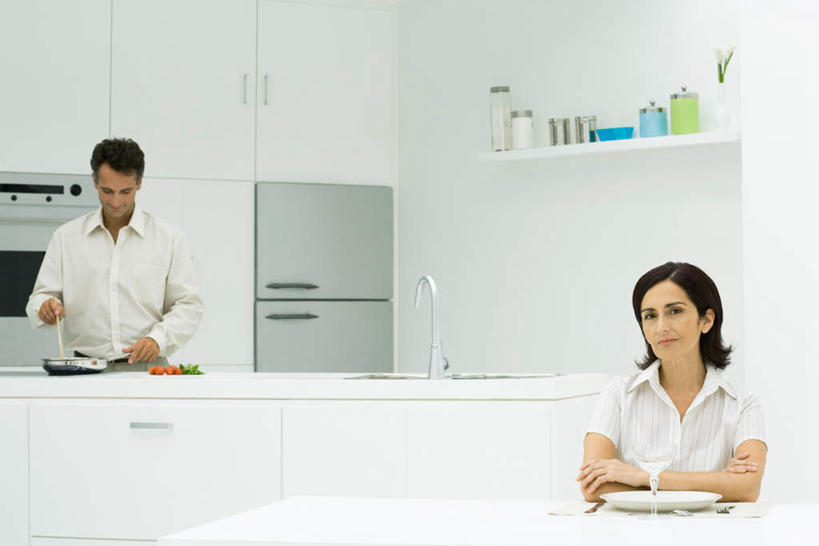 西方人,两个人,夫妻,站,坐,双手交叉,横图,室内,白天,正面,爱情,烹饪,西餐,餐桌,厨房,桌子,蔬菜,杯子,餐具,椅子,欧洲,欧洲人,服装,新鲜,布料,叉子,瓷器,刀叉,刀子,电器,碟子,高脚杯,勺子,冰箱,料理,食品,浪漫,布纹,注视,休闲装,冷冻,冷柜,玻璃制品,酒瓶,桌布,食物,衣服,盘子,玻璃瓶,餐巾,酒杯,水杯,调羹,冷藏柜,台布,观察,看,站着,休闲,休闲服,恩爱,西式,恋人,服饰,有机食品,绿色食品,冷藏,观看,储藏,察看,家电,家用电器,关注,铁勺,保鲜,男人,男性,女人,女性,中年男性,中年女性,白种人,情侣,玻璃杯,进餐用具,烹调用具,站立,坐着,半身,彩图,灶间,伴侣