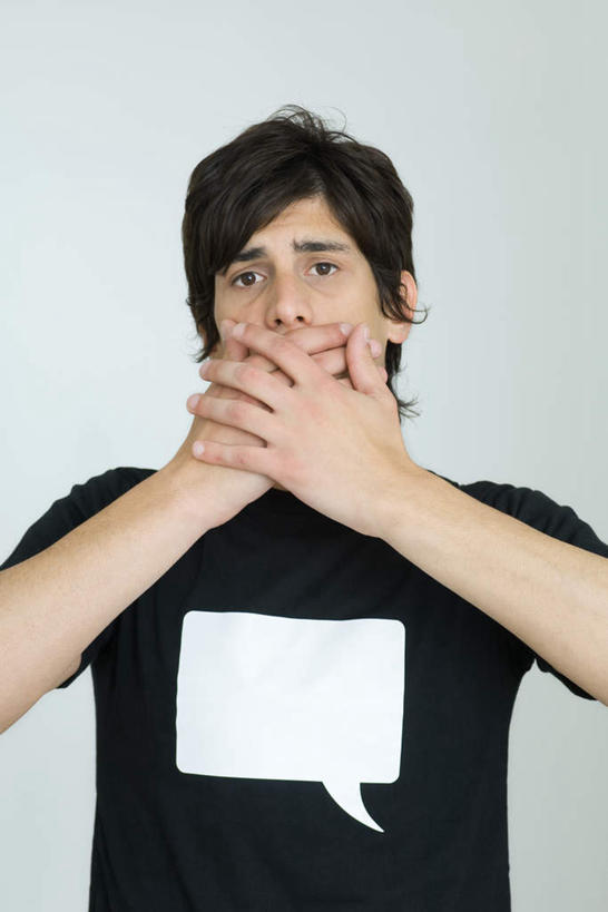 西方人,手,一个人,站,竖图,室内,白天,白色背景,正面,T恤衫,欧洲,欧洲人,仅一个男性,仅一个人,标志,图案,T恤,注视,标识,仅一个年轻男性,蓝色,观察,看,站着,手部,摄影,影棚,观看,对话框,悲伤,察看,难过,关注,男人,男性,年轻男性,白种人,站立,半身,彩图,影棚拍摄,拍摄,捂着