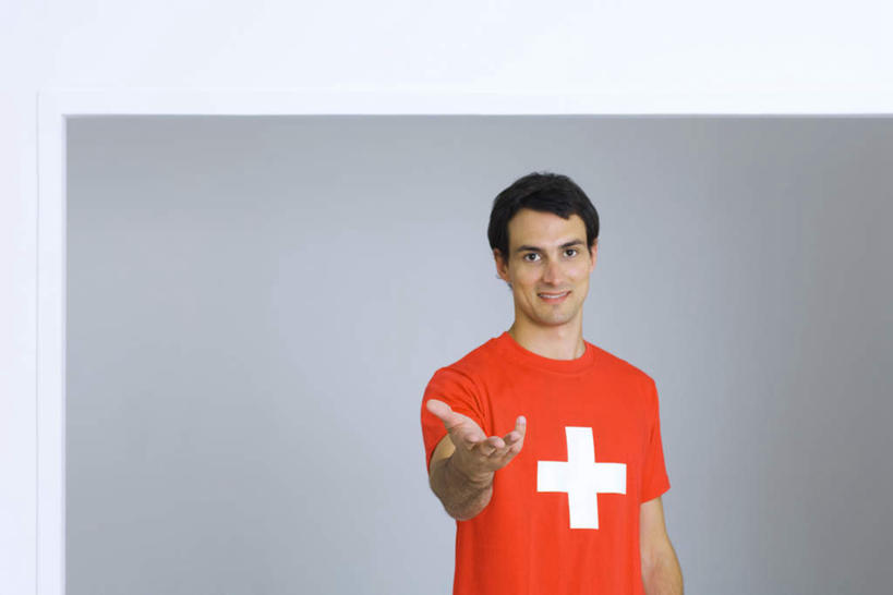 西方人,手,一个人,站,横图,室内,白天,正面,T恤衫,快乐,欧洲,欧洲人,仅一个男性,仅一个人,灰色背景,标志,字符,注视,休闲装,标识,仅一个年轻男性,观察,看,伸,站着,休闲,手部,休闲服,摄影,影棚,观看,察看,伸出,关注,男人,男性,年轻男性,白种人,站立,半身,彩图,影棚拍摄,高兴,愉快,拍摄,加号