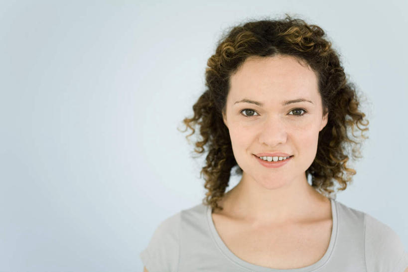 西方人,脸,头,脸颊,头发,一个人,站,笑,微笑,露齿笑,横图,室内,白天,正面,快乐,欧洲,欧洲人,仅一个女性,仅一个人,灰色背景,卷曲,注视,休闲装,肩膀,观察,看,站着,仅一个中年女性,休闲,休闲服,摄影,影棚,观看,察看,棕黄色,关注,女人,女性,中年女性,白种人,头部,脸部,脸蛋,面部,站立,半身,彩图,影棚拍摄,高兴,愉快,拍摄