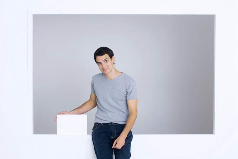 西方人,一个人,坐,笑,微笑,露齿笑,横图,室内,白天,正面,欧洲,欧洲人,仅一个男性,仅一个人,仅一个中年男性,握,灰色背景,图形,长方形,拿,拿着,注视,休闲装,框,一个,观察,看,休闲,休闲服,展示,握着,摄影,影棚,单个,观看,察看,关注,出示,男人,男性,中年男性,白种人,坐着,半身,彩图,影棚拍摄,拍摄